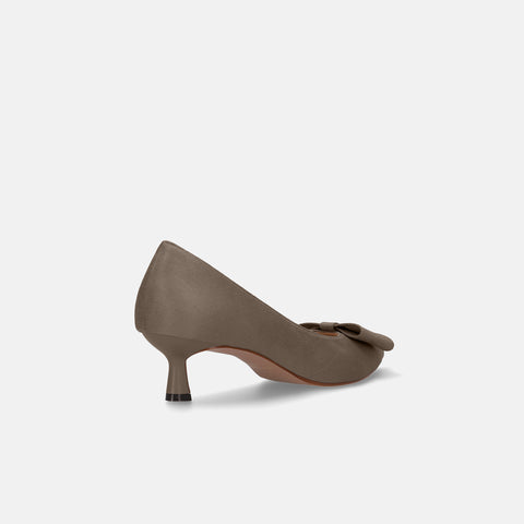 2025AW：スクエアリボン パンプス（m45010）グレージュS/mamian（マミアン）