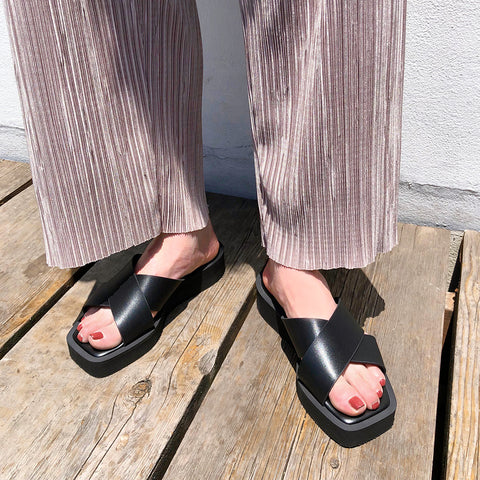ラストワン限定特価3,490円：【ユニセックス】厚底 プラットフォーム クロス サンダル（m10bn07）ブラック/mamian（マミアン）